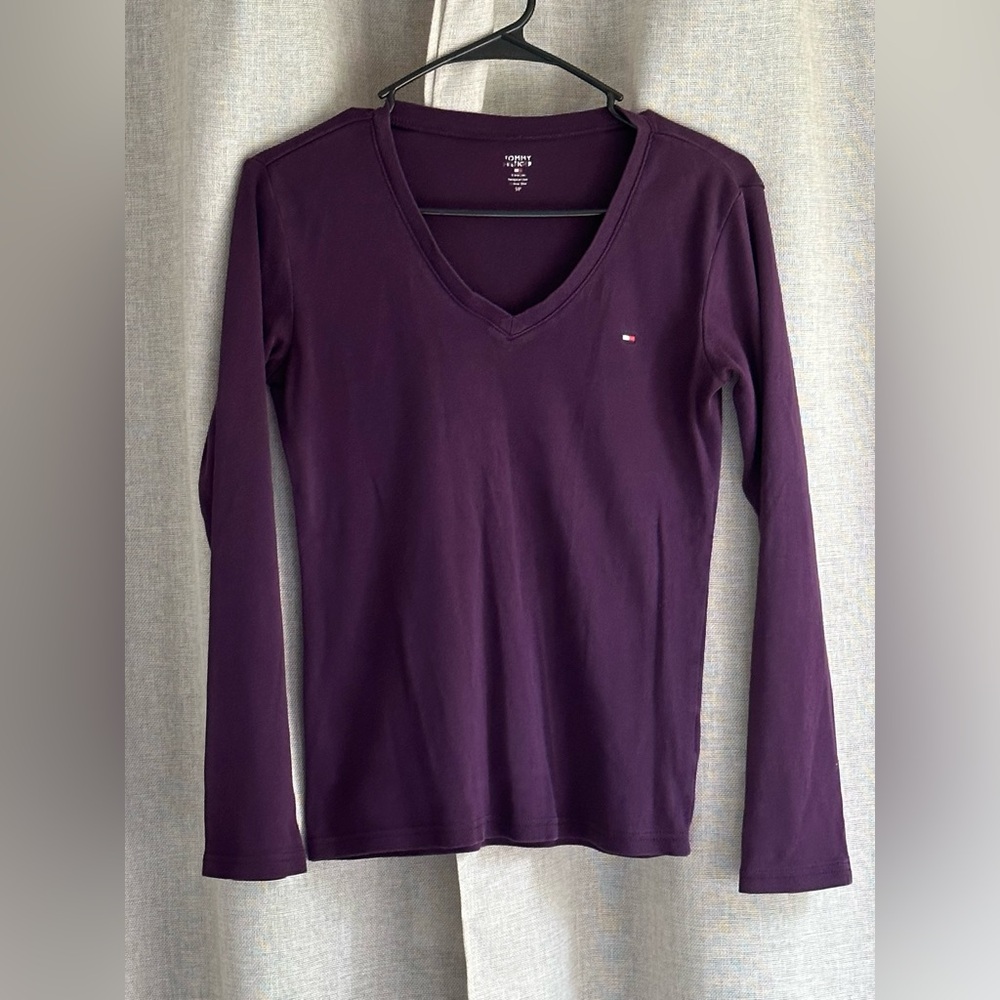 Tommy Hilfiger•long sleeved v-neck tee•women’s size small•dark purple•cotton